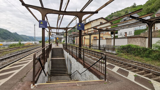 Mitten im Unesco-Welterbe hat die Deutsche Bahn dafür gesorgt, dass der Bahnhof Kaub seit rund 15 Jahren den Eindruck vermittelt