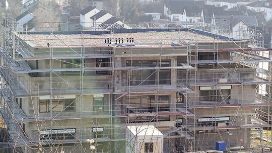 Schon im Januar sah das erste Gebäude In den Schläferbergen schon sehr fertig aus. Und auch wenn es von außen nach drei Etagen a