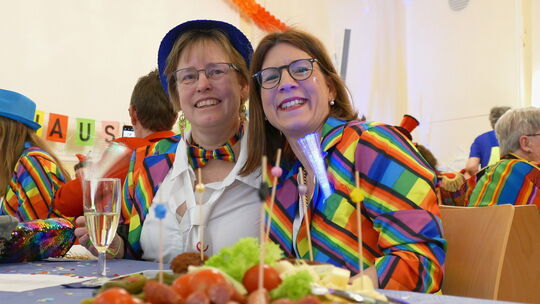 Vanessa Marner aus dem Ordnungsamt der Stadt (rechts) sowie Ahrweilers stellvertretende Ortsvorsteherin Regina Eckert haben orde