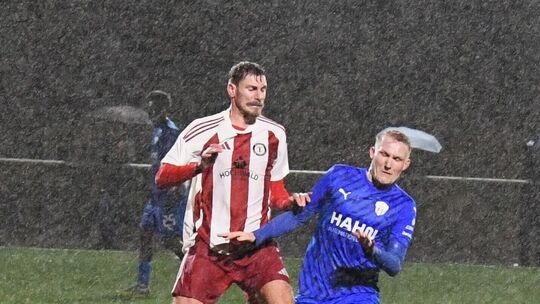 Bei miesem Wetter ging es im Haag ordentlich zur Sache. Kevin Kraus vom SC Idar-Oberstein (links) und Kevin Leidig vom FC Emmels