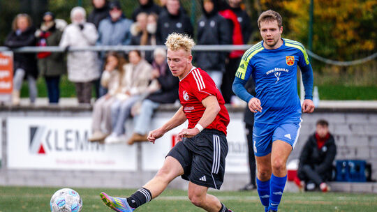 Benjamin Maßmann (rotes Trikot) kam vor einem Jahr als 18-Jähriger aus der A-Jugend des MSV Duisburg zum SV Blankenrath und wird