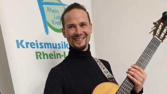 Mateo Martinez Zuviria ist der neue Gesangs- und Gitarrenlehrer an der Kreismusikschule Rhein-Lahn. Sein Einzel- und Gruppenunte
