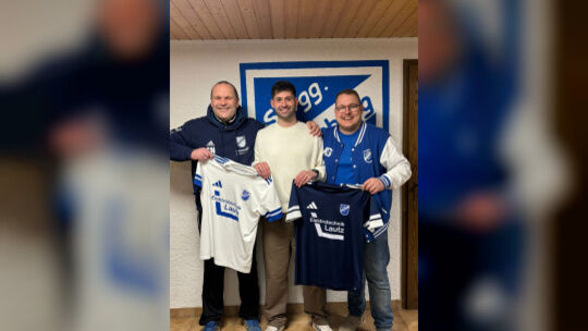 Der Vorsitzende Fußball der Spvgg Wildenburg, Michael Gerhardt (rechts), und Coach Sascha Nicolay nehmen den künftigen Co-Traine