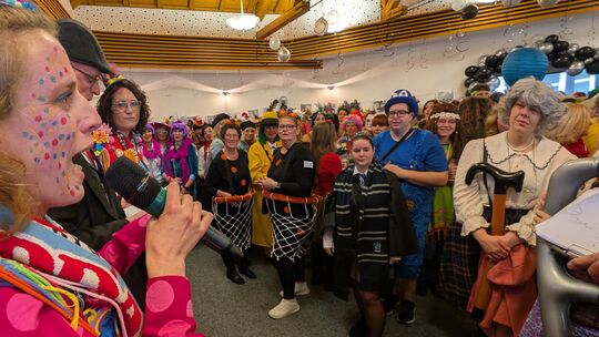 Die Präsidentin des Herdorfer Frauenkarnevals Jana Schlosser heizt die Stimmung während des Rathaussturms im Saal an.