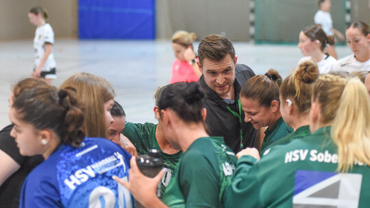 Wird Fabian Medler (schwarzes Shirt) auch in der nächsten Saison die Spielerinnen des HSV Sobernheim coachen? Sein Trainerkolleg