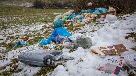 Von Hausmüll über Ölkanister wurde zahlreicher Unrat in rund 30 Säcken neben einem Weg am Ortsrand von Nentershausen entsorgt. K