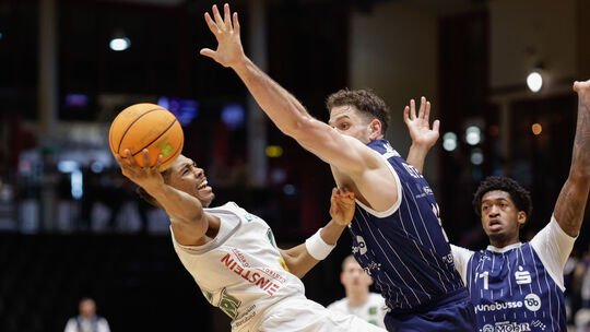 Die Baskets müssen sich strecken, wenn sie noch ein Wort im Kampf um die Play-offs mitreden wollen. Neuzugang Julian Larry (am B