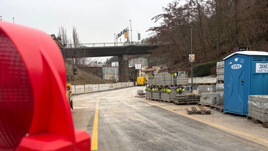 In Pfaffendorf erfolgen Arbeiten für den Neubau der Rheinbrücke. Pfaffendorfer Brücke Koblenz