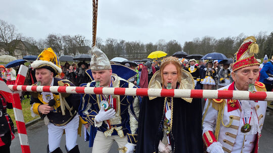 Szenen von der Erstürmung von Schloss Oranienstein: In einem Scharmützel überwanden die Angreifer eines der letzten Hindernisse:
