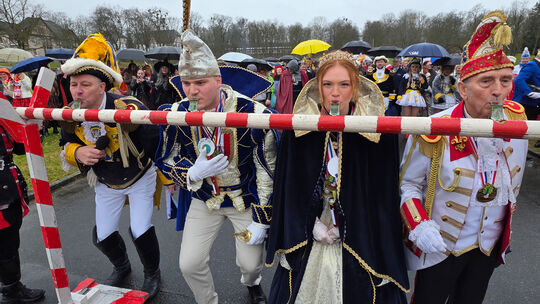 Szenen von der Erstürmung von Schloss Oranienstein: In einem Scharmützel überwanden die Angreifer eines der letzten Hindernisse: