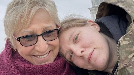 Am 31. Januar 2024 wird Savita Wagner (rechts) bei ihrem Einsatz als freiwillige Sanitäterin in der Ukraine tödlich verwundet. H