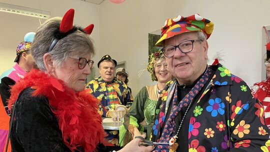 „Bernd, jetzt geht’s dir an den Kragen, jetzt haben die Frauen bis nach Fastnacht das Sagen“, ließ die zweitoberste Möhn Annedor „Bernd, jetzt geht’s dir an den Kragen, jetzt haben die Frauen bis nach Fastnacht das Sagen“, ließ die zweitoberste Möhn Annedor