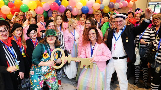 Ausnahmezustand in der Verbandsgemeindeverwaltung in Wirges: Die holde Weiblichkeit entert das Rathaus und lässt keinen Zweifel