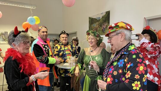 Bereitwillig übergibt Kaubs Stadtchef Bernd Vogt den Stadtschlüssel an die stellvertretende Obermöhn Annedore Rossler.