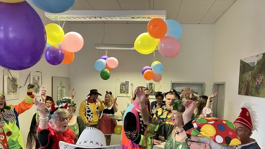 Mehrmals lässt die Kauber Narrenschar die Grundmauern des Rathauses mit einem dreifach donnernden Helau erschüttern.