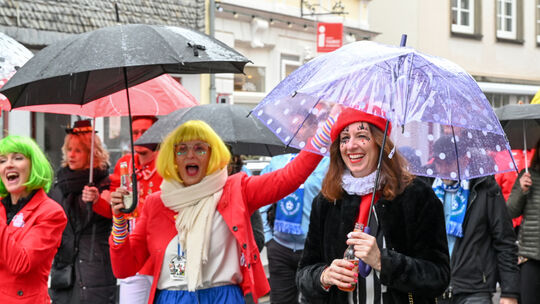 Ein kleiner Schauer hält die Narren in Kastellaun nicht vom Sturm auf das Rathaus zur Weiberfastnacht ab.