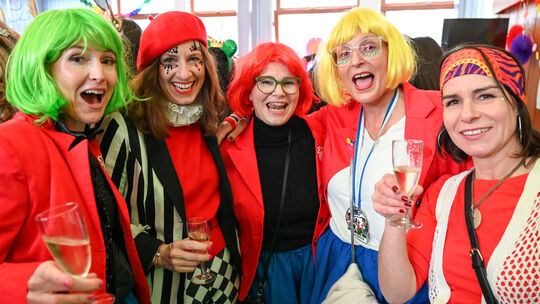Die Castellauner Burgstadtweiber vom Verein Cabuna feiern ausgelassen Altweiberfastnacht. Zuerst beim Sturm auf das Rathaus in K