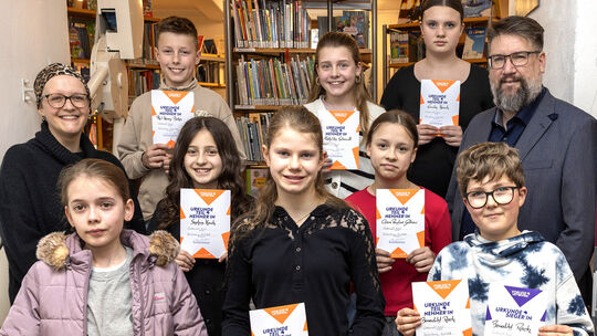 Benedikt Reeh (vorne rechts) ist neuer Vorlesekönig im Bereich Westerwald-Nord. Zweite wurde Fine Elisa Mies (vorne Mitte), auf