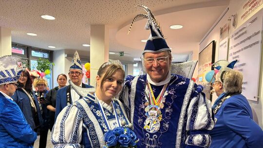 Prinzessin Sarah I. und Prinz Thomas I. bereiten sich im Rathausfoyer auf den großen Rathaussturm vor.