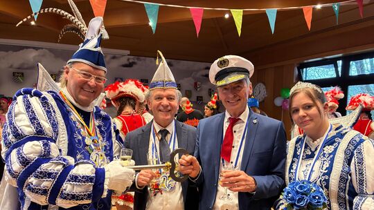 Pünktlich am 12. Februar um 11.11 Uhr erobern die Karnevalisten das Rathaus in Simmern. Im Bild von links: Prinz Thomas I., Andr