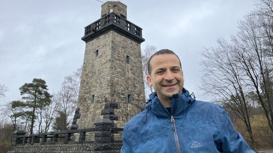 Placido Grigoli (Bündnis 90/Die Grünen) ist mit dem Kreis Altenkirchen verwurzelt, hier steht er vor dem Bismarckturm in Altenki