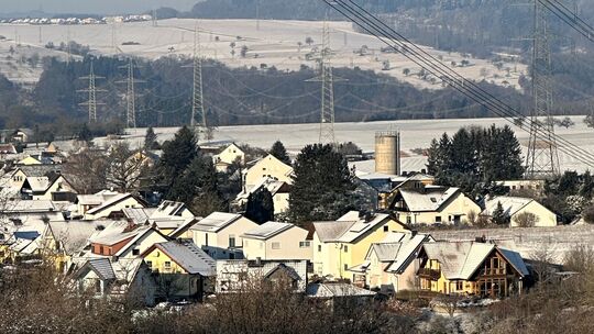 Im gesamten Rhein-Lahn-Kreis werden die Ultranet-Gleichstromleitungen an bestehenden Masten, wie hier in Cramberg, aufgehängt, w
