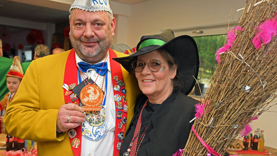 Einen Hexenbesen erhielt Bürgermeisterin Bernadette Jourdant zum Abschied von der Narrenschar. Sie revanchierte sich beim Vorsit