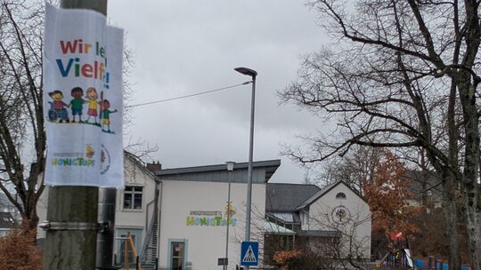 Das gegenüber der Kita Honigtopf und der Martin-Luther-Grundschule Betzdorf platzierte Plakat der AfD wurde nun vom städtischen