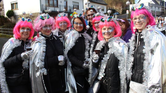 "75 Jahre Briedeler Karneval, völlig losgelöst im All" lautet das diesjährige Motto der Möhnen in Briedel.