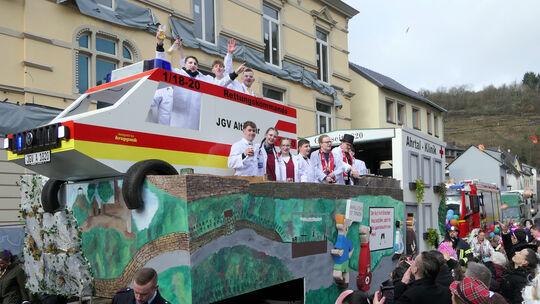 Der Junggesellenverein Altenahr hatte sich eine eigene Ahrtal-Klinik erdacht und damit ein durchaus ernstes Thema verarbeitet. Der Junggesellenverein Altenahr hatte sich eine eigene Ahrtal-Klinik erdacht und damit ein durchaus ernstes Thema verarbeitet.
