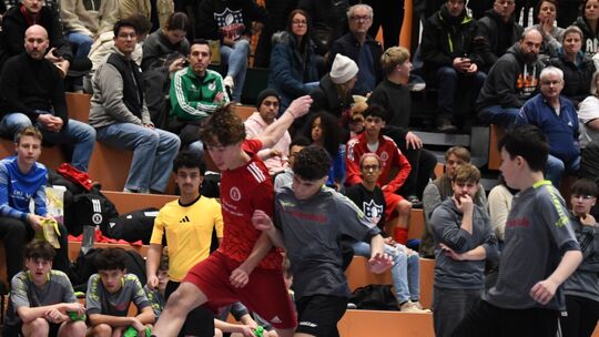 Die C-Junioren des SC Idar-Oberstein (in rot) hatten die JSG Nahetal im Finale in der Bein-Sporthalle sicher im Griff.