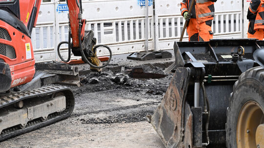 Der Belag einer Straße wird für eine Erneuerung mit einer Baumaschine entfernt. Die wiederkehrenden Straßenausbaubeiträge sind e