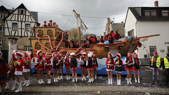 Das Freibeuter-Schiff des Möhnenpaares ist ein Blickfang beim Umzug.