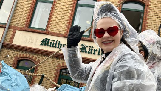 In Mülheim-Kärlich schützt man sich während des Umzug vor dem Regen - und lässt sich die Stimmung nicht verhageln.