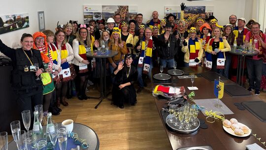 Auch in Rüdesheim wird gefeiert. Minions (jeder kennt sie) haben dort das Rathaus der Verbandsgemeindeverwaltung gestürmt und Ch