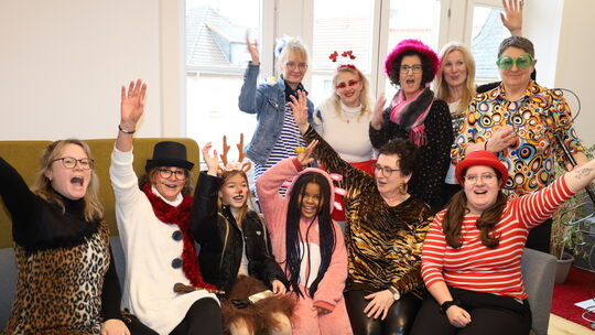 Die Frauen der VG-Verwaltung Nahe-Glan in Bad Sobernheim hatten sich im Obergeschoss verschanzt und rückten den Stadtschlüssel p