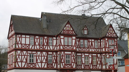 Beim Nassauer Rathaus müssen die Fassade, das Dach und die Räume im ersten Obergeschoss saniert werden. Dafür werden nun Mittel