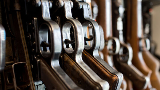 Sturmgewehre ähnlichen Typs sowie Maschinenpistolen erwarb der Rentner aus Nastätten im Laufe von Jahrzehnten. Berechtigt war er