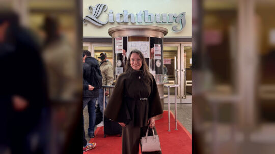Beate Macht beim Gang über den roten Teppich am Premierenabend zum Film "Extrawurst" im Kino Lichtburg in Essen.