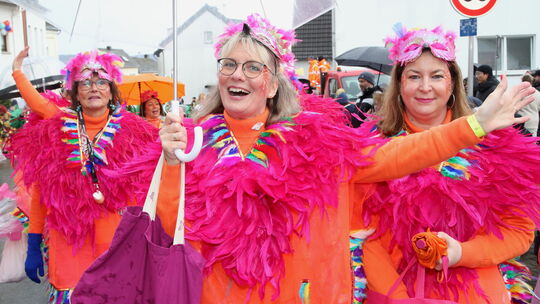 Die Paradiesvögel einer privaten Gruppe beim Umzug in Weitersburg.