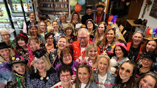 Ehlscheid: Obermöhn Lisa Wust und ihre Möhnen haben das Ehlscheider Kurhaus schnell im Griff, Ortsbürgermeisterin Ingelore Runke