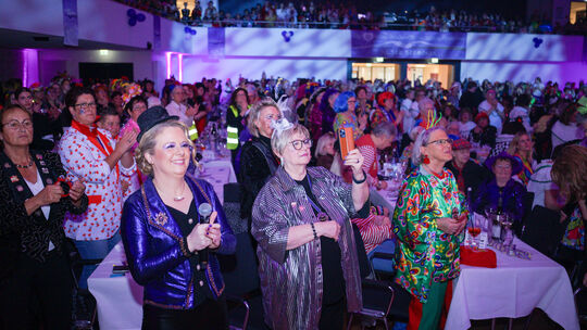 Die Laune bei der Damen-Prunksitzung der Gülser Seemöwen ist prächtig. Da müssen auch ein paar Erinnerungsfotos gemacht werden