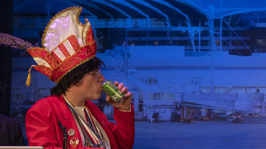 Sitzungspräsident Rainer (Boris Weber) setzt viele Mittel ein, um doch noch von Kanada zum Karneval nach Neuwied fliegen zu könn