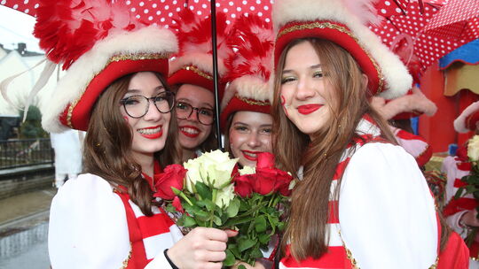 Das Wetter hätte besser sein können: die Mädels der Garde unterm Regenschirm beim großen Möhnenumzug in Weitersburg.
