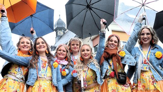 Heimbach-Weis: Farbenfroh trotzen die Narren und natürlich vor allem die Närrinnen am Schwerdonnerstag in Heimbach-Weis den grau