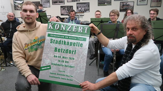 Die Stadtkapelle Betzdorf lädt zu ihrem Frühlingskonzert mit dem neuen Dirigenten André Becker (rechts) ein. Auch der neue Leite