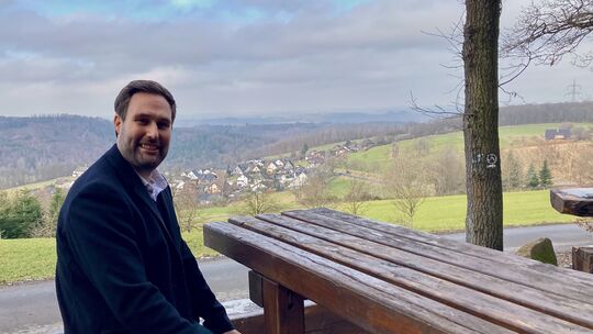 Über den Dächern von Dauersberg: Hier am Aussichtspunkt oberhalb des Betzdorfer Stadtteils fühlt sich der CDU-Direktkandidat für