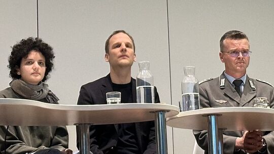 Die Experten auf dem Podium zum Thema Wehrpflicht: Judith Busse von der Deutschen Friedensgesellschaft, Stefan Kroll vom Leibniz