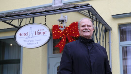 Heinrich Haupt ist froh, dass er für sein Hotel einen neuen Pächter gefunden hat. Dieser kommt aus Wien, bringt den Flair mit na