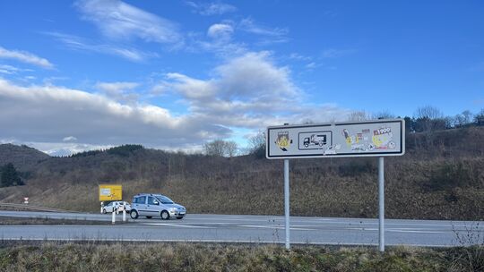 Am Rande der B41 in Weierbach, gegenüber von Aral und McDonald's, soll ein großer Solarenergiepark entstehen. Doch der Weg bis z